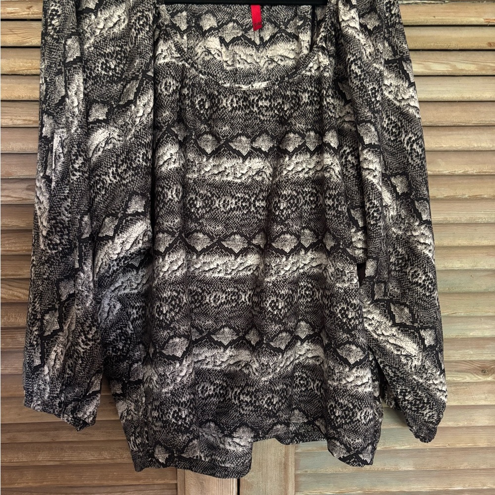 Black and White Graphic Long Sleeve Blouse